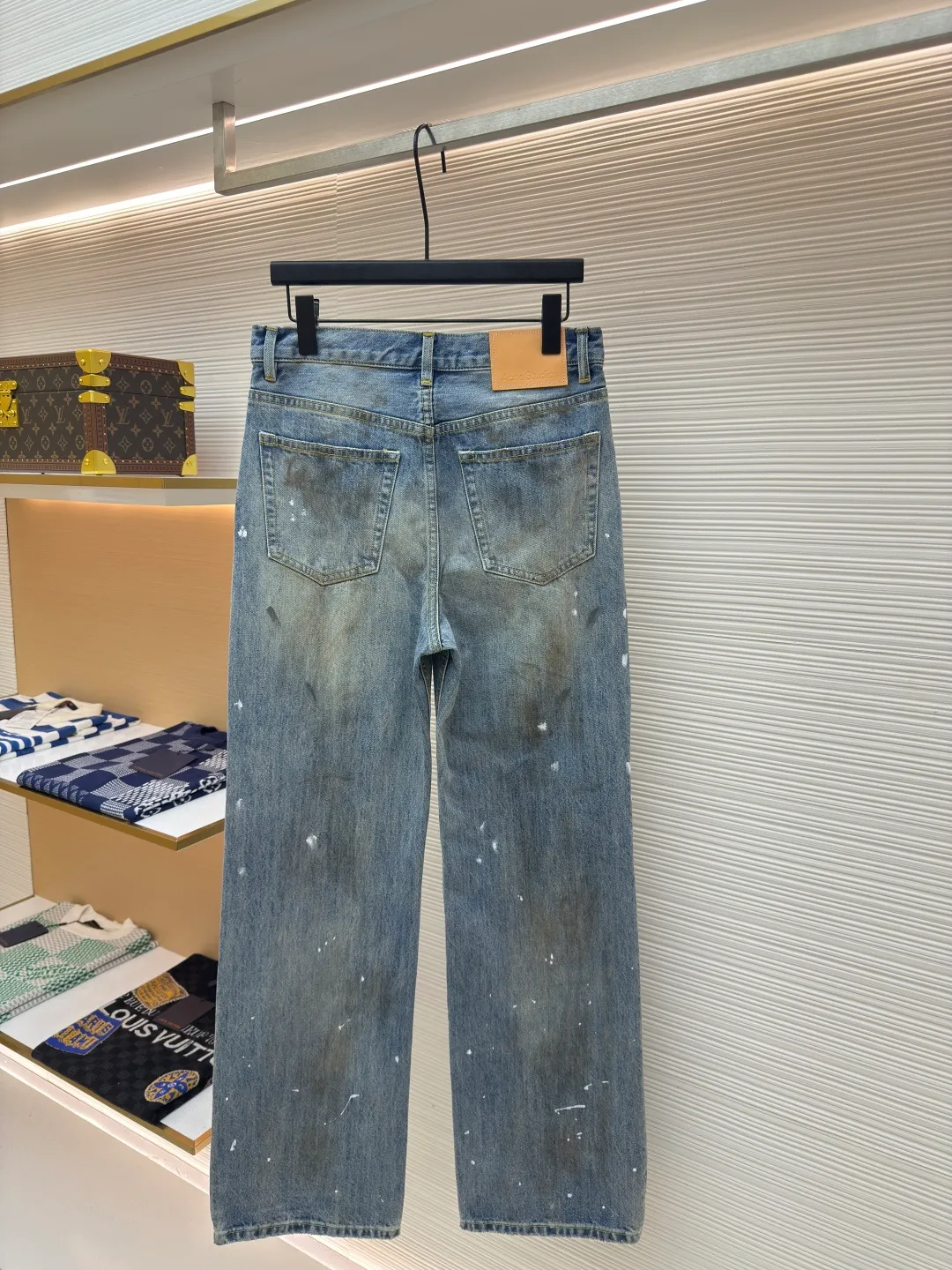 Acne Studios splash-ink straight-leg jeans ●Authentic product: purchased and developed by 3861 ●Item number: 1680381-A75 ●Material: denim fabric ●Technology: splash-ink production ●Version: Loose fit ●Weight: about 755 grams ●Size: 30-31-32-33 ●Description: Mid-waist wide-leg design, full-length trousers, presenting a relaxed and casual style. It is made of raw denim fabric blended with 60% cotton and 40% lyocell. It has been washed in light blue to show natural coloring and unique painted mark details. The five-pocket structure and button placket make the overall design both practical and fashionable. The organic cotton component in the fabric ensures comfort and environmental protection, while the use of cowhide patches adds a touch of sophistication. This pair of jeans not only pursues innovation in design, but also embodies the brand's high quality standards in terms of materials and craftsmanship. The overall wiring is straight and delicate, the fabric is comfortable and soft, and the color is consistent without color difference. It can be matched with the same style to create a fashionable look and control various occasions. Customized accessories, complete with three standards, same style for men and women!